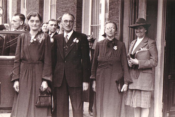 De twee dames rechts van rechts naar Links : Maartje Spilker en Johanna Hendrika Eijgenbrood -Spilker (1881-)  (Trouwerij van zoon Wim Eijgenbrood)